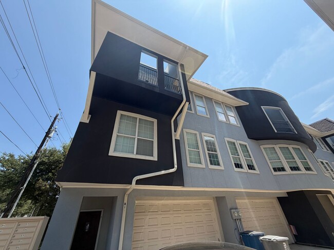 Building Photo - 2320 Stutz Dr Unit B 1