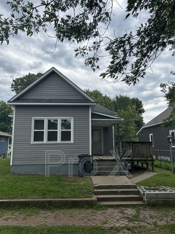 Building Photo - 810 N Elm St