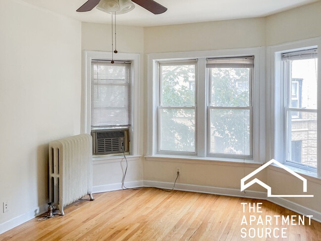 Building Photo - 3915 N Pine Grove Ave Unit 1W