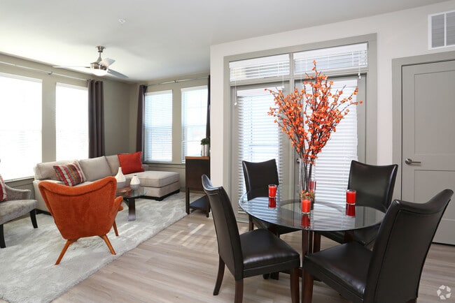 Photo - 680 E Algonquin Rd