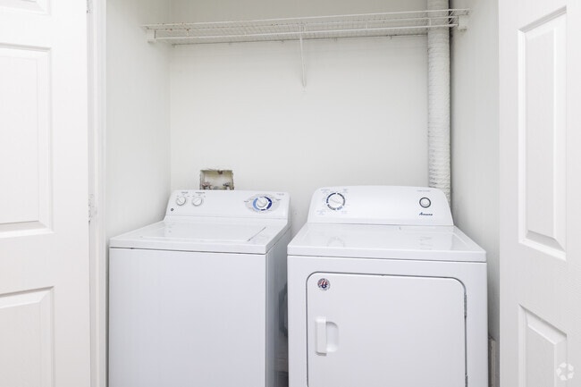 4BR, 2BA - 1,194SF - In-Unit Laundry - The Hills Northview Apartments