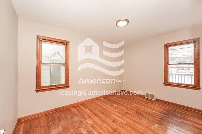 Photo - 364 E 330th St