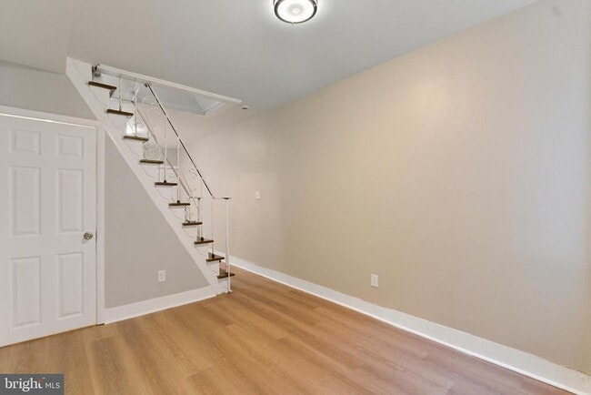 Photo - 2530 Collins St