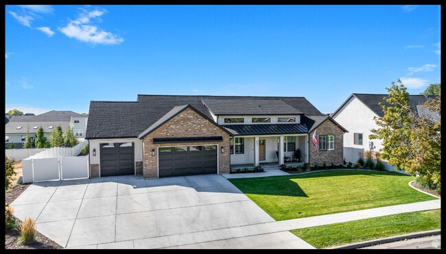 Building Photo - 897 N Main St Unit Mapleton Dream Home