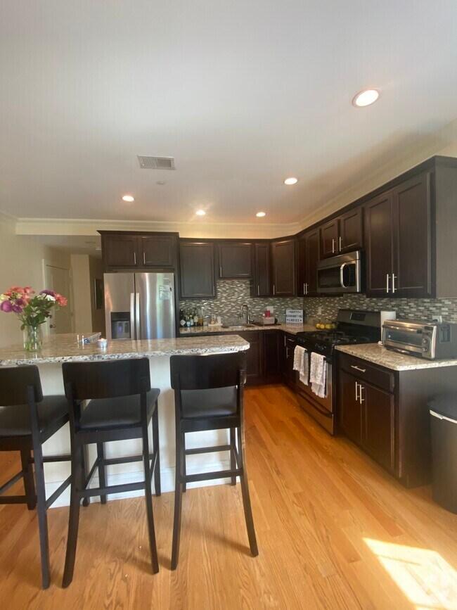 Building Photo - 13 Sparhawk St Unit 3 Rental
