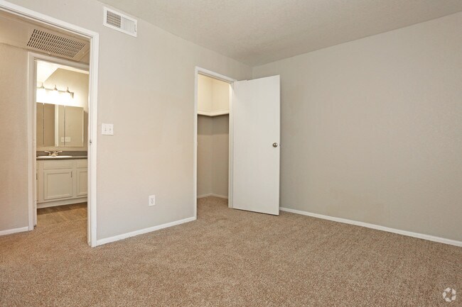 2BR, 2BA - 1050 SF