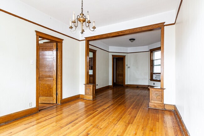 Building Photo - 3330 N Clark St Unit 2 Rental