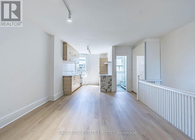 Photo - 1153 Dundas St W