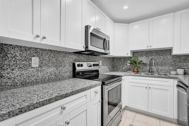 Building Photo - 9301 SW 92nd Ave Unit A310 Rental