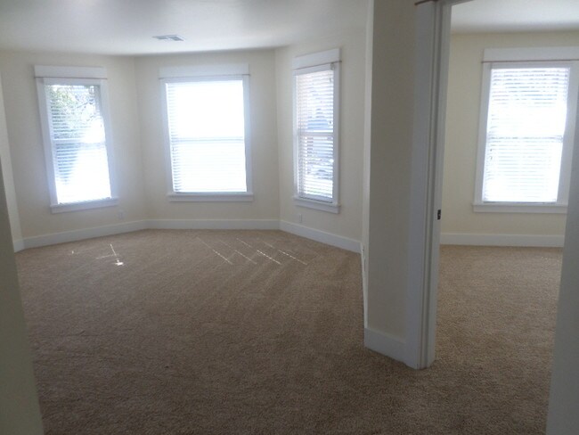 Photo - 689 Siskiyou Blvd