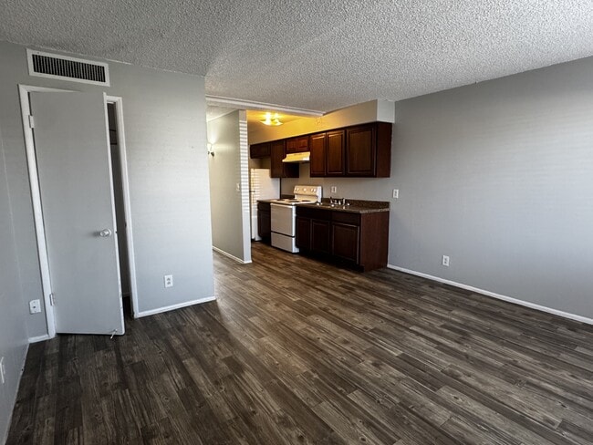 Building Photo - 301 W Helen St Rental