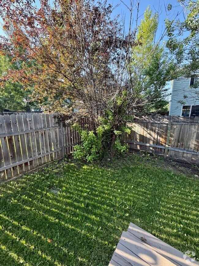 Building Photo - 2 Bed, 2 Bath Duplex with fenced yard in B... Rental