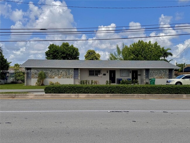 Building Photo - 3632 SW 87th Ave Unit Rear - 1