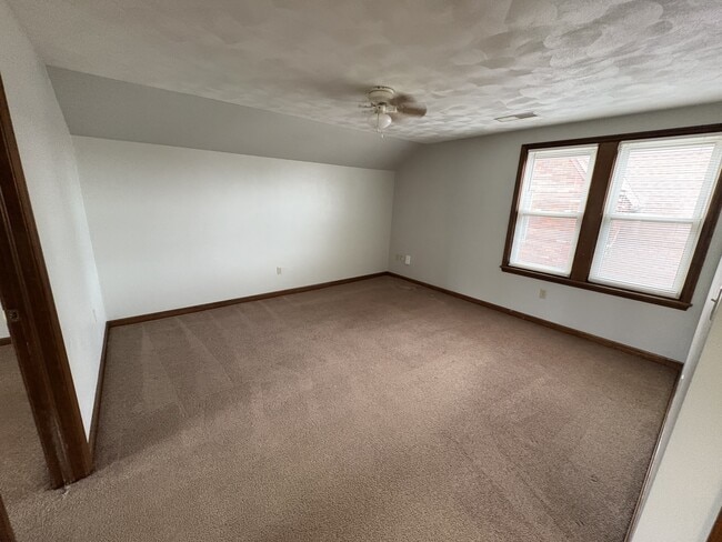 307 1/2 W 6th St
