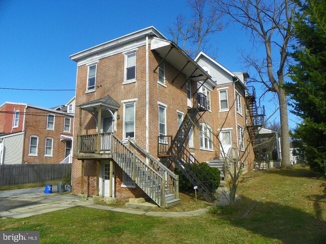 Building Photo - 514 S High St