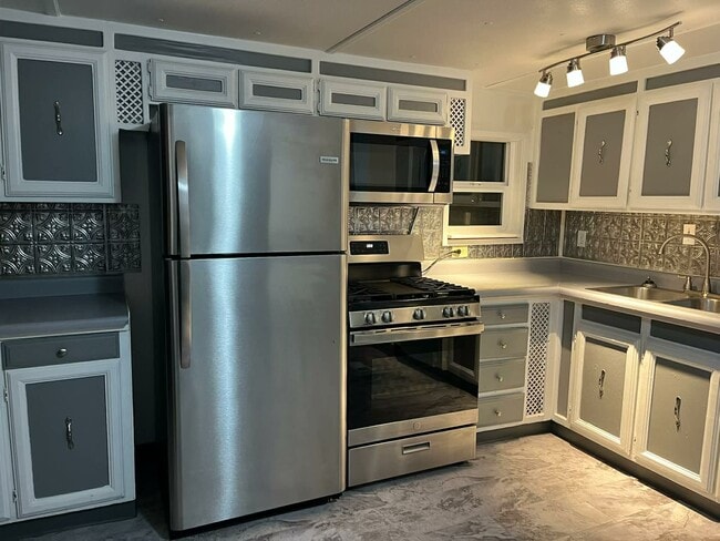 Building Photo - 3189 Eastview Rd