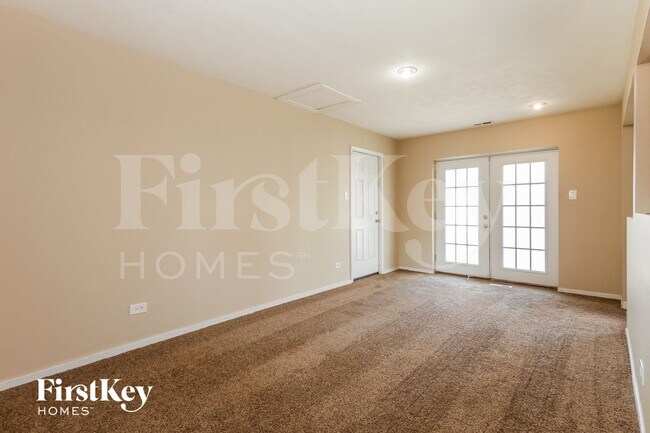 Photo - 105 Oxford Ln