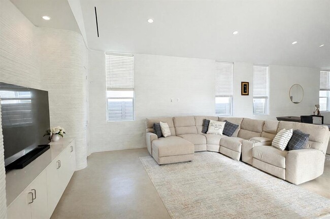 Photo - 332 Blue Blaze Trl