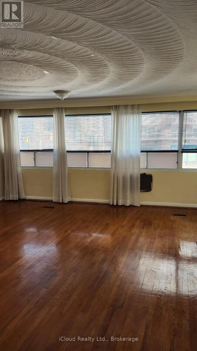 Photo - 5084 Dundas St W