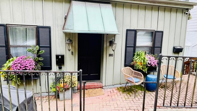 Jardín delantero/Entrada - 1005 Hill St Unidad A