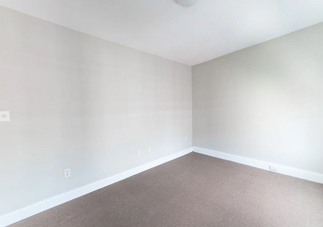Building Photo - this large 3 bed, 1 bath townhome in an amazing