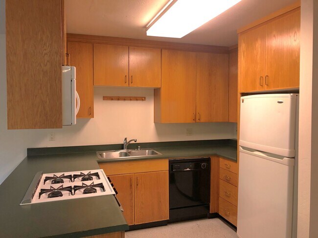 Photo - COMING SOON-Spacious 4 bedroom with 3 full bathrooms. Well maintained, private 4-plex with large ... Unidad B