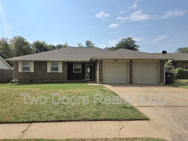 Photo - 904 E Hills Dr
