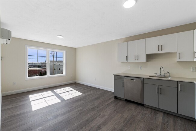 Photo - 472 Essex St Unit 103