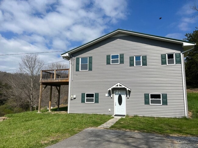 Building Photo - Private 3 bed 2bath house in North Johnson City!