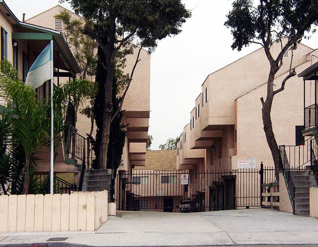 Las Palmas Apartments - Las Palmas Apartments