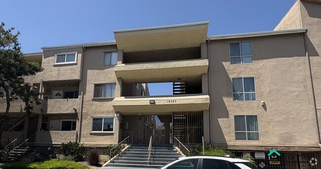 Building Photo - 2 + 2 Modern Split-Level Townhouse in Prim... Unit 304