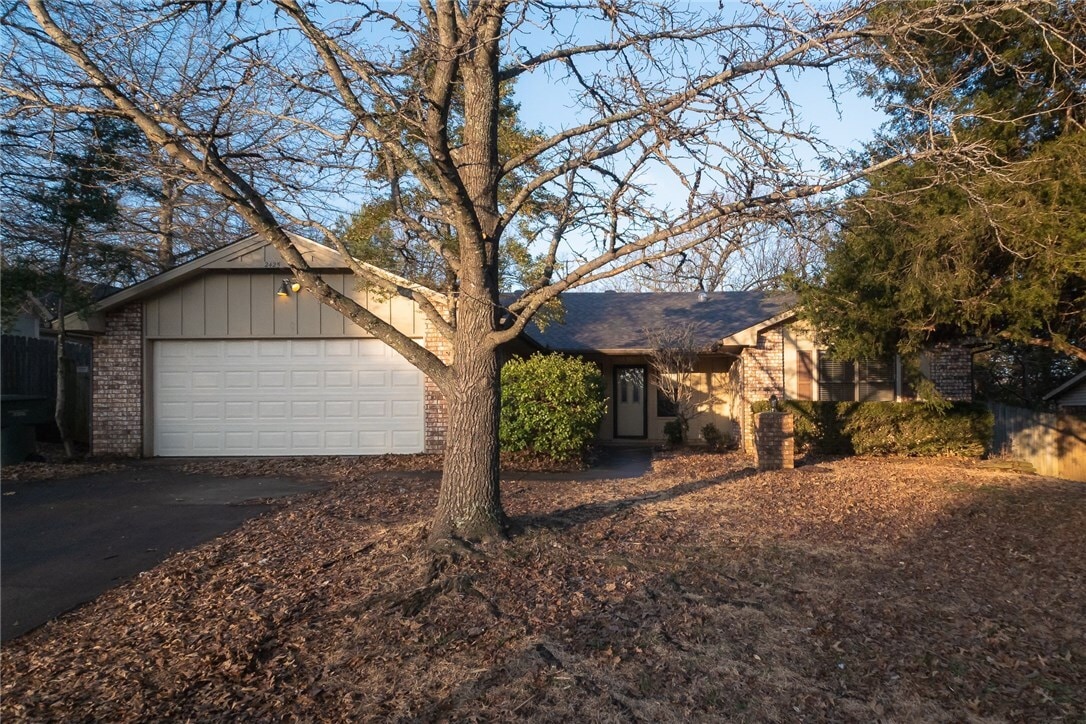 Photo - 2425 N Primrose Ln