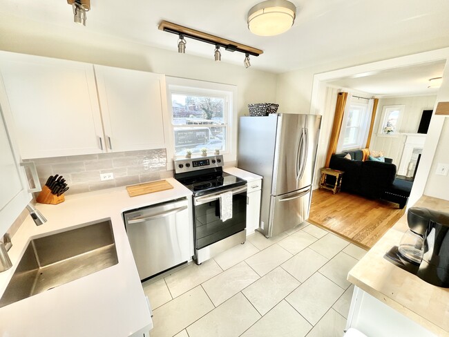 Building Photo - 1325 Willow Dr