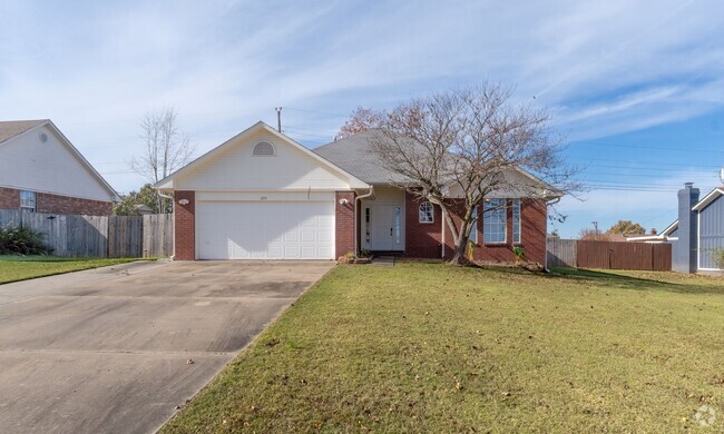 Building Photo - Gorgeous 3 Bed / 2 Bath Brick Home in Gree...