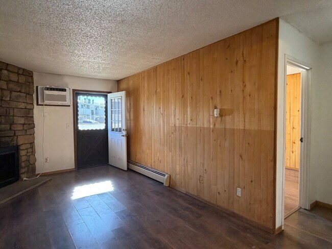Photo - Ground Level 1 Bedroom/1 Bathroom Condo Located In Gated Oak Park Community! (Available Immediately) Unidad 14-101