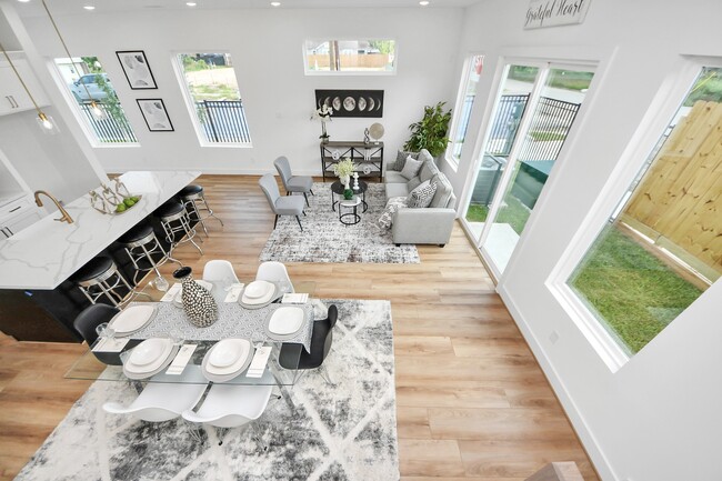 Photo - 2434 Harrington St