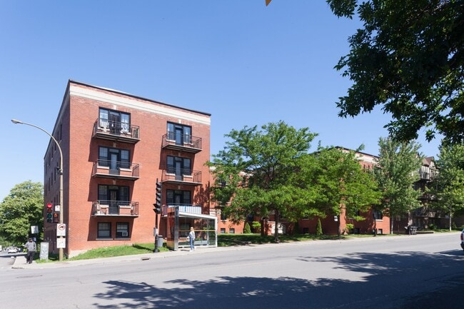 Building Photo - 4745 Chem. Queen Mary Unit 2