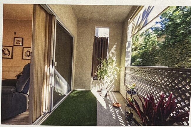 Living room balcony - 300 N El Molino Ave Unit El Molino Terrace #117