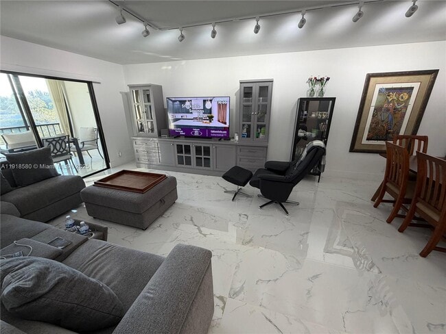 Building Photo - 7290 Kinghurst Dr Unit 306