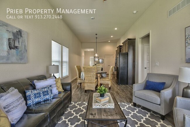 Photo - 443 W Apache St