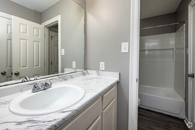 Casa adosada de 2 habitaciones y 1,5 baños - 1012 pies cuadrados - Baño principal - Veridian Apartment Homes