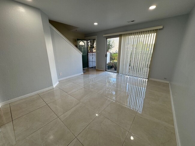 Photo - 2 Bedroom/1.5 Bathroom Townhouse Available in Union City!!