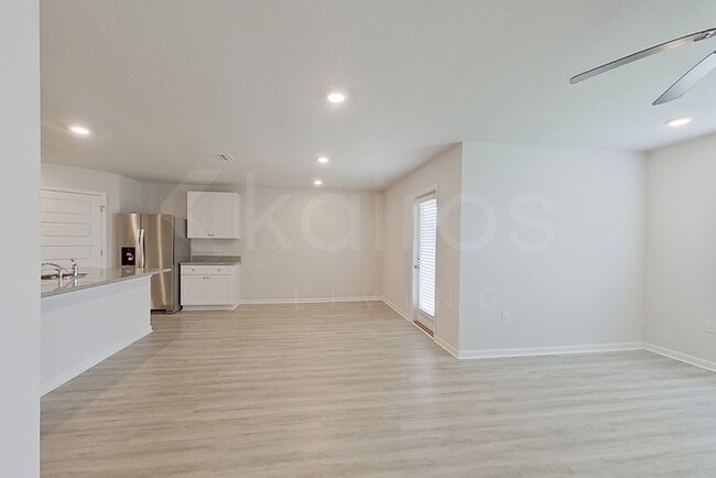 Photo - 127 Swallowtail Ln