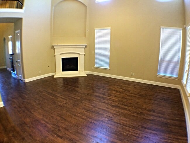 Photo - 5 Bdrm/4 Bath / Media Room/ 3300 SF In North Carrollton/Brick And Stone Facade