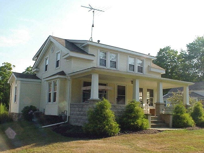 Building Photo - Scenic view home