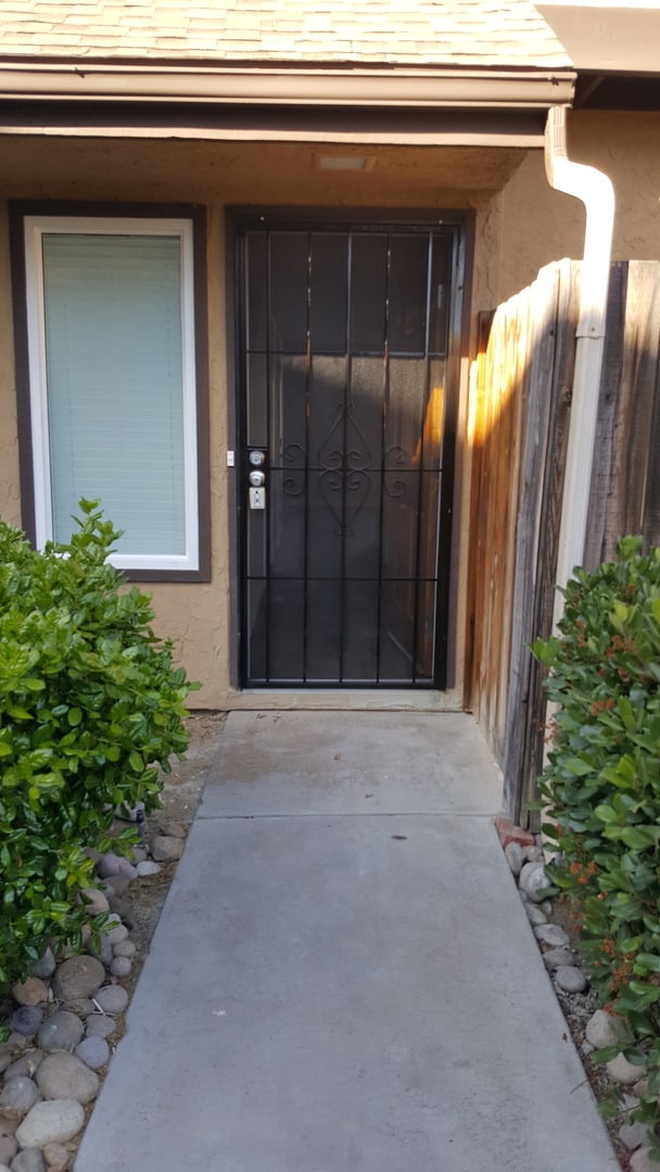 Building Photo - 2 Bed/1.5 Bath Townhouse