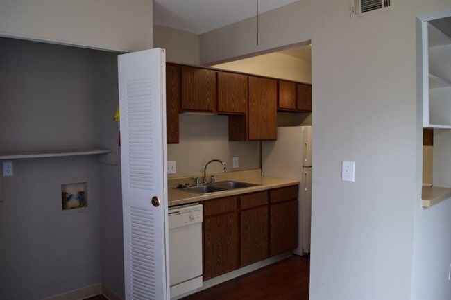 Lakeshore Reserve Off 86th Apartments and Townhomes