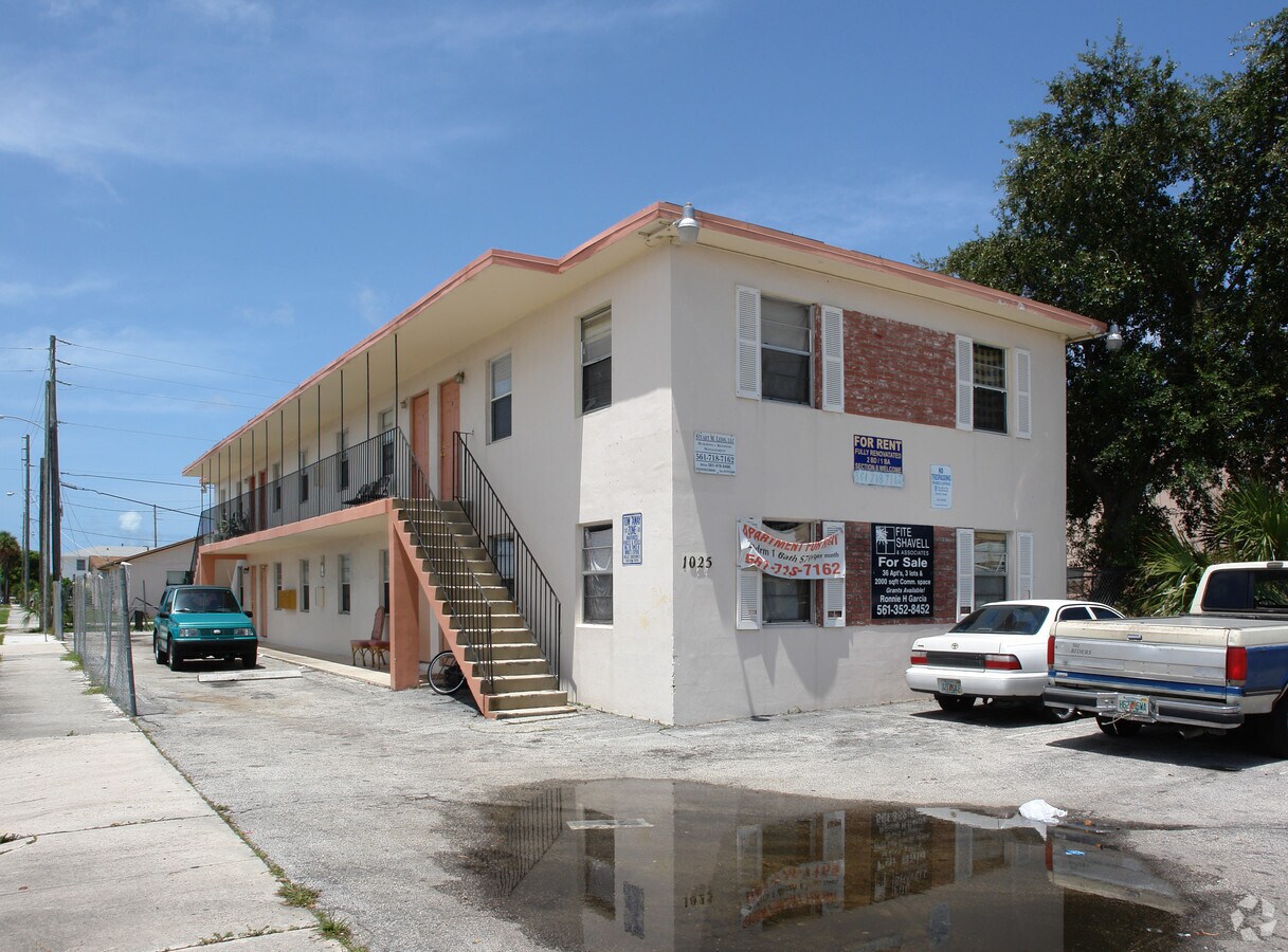 Photo - 1025 Palm Beach Lakes Blvd Apartments