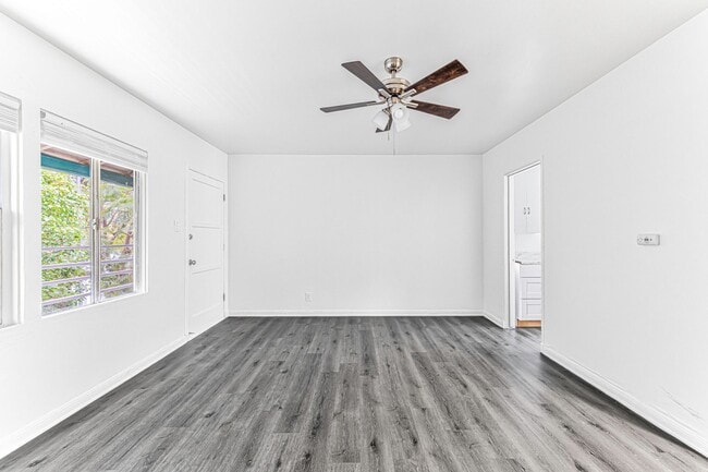 Building Photo - 530 W 9th St