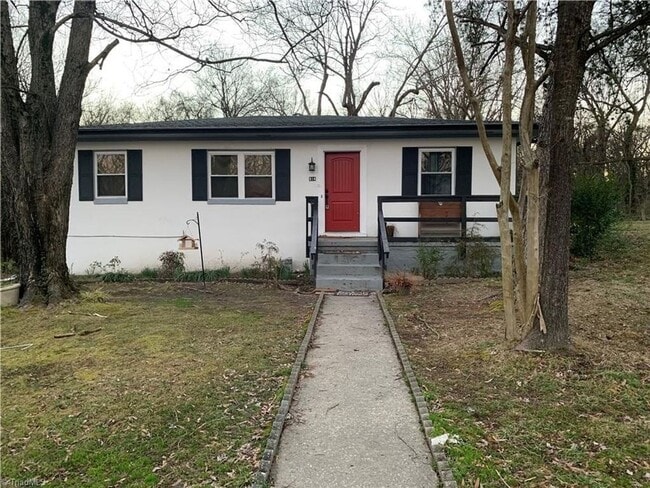 Building Photo - 4 BEDROOM/ 1.5 BATH READY THIS JULY!
